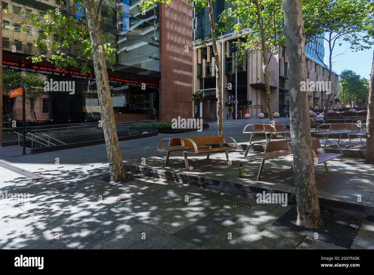 Sydney, Australie. Lundi 4 octobre 2021. Le quartier des affaires du centre de Sydney est encore très calme, car Sydney se prépare à rouvrir une fois que l'objectif de vaccination de 70 % a été atteint d'ici le lundi 11 octobre. Vue générale sur la place Martin. Crédit : Paul Lovelace/Alamy Live News Banque D'Images