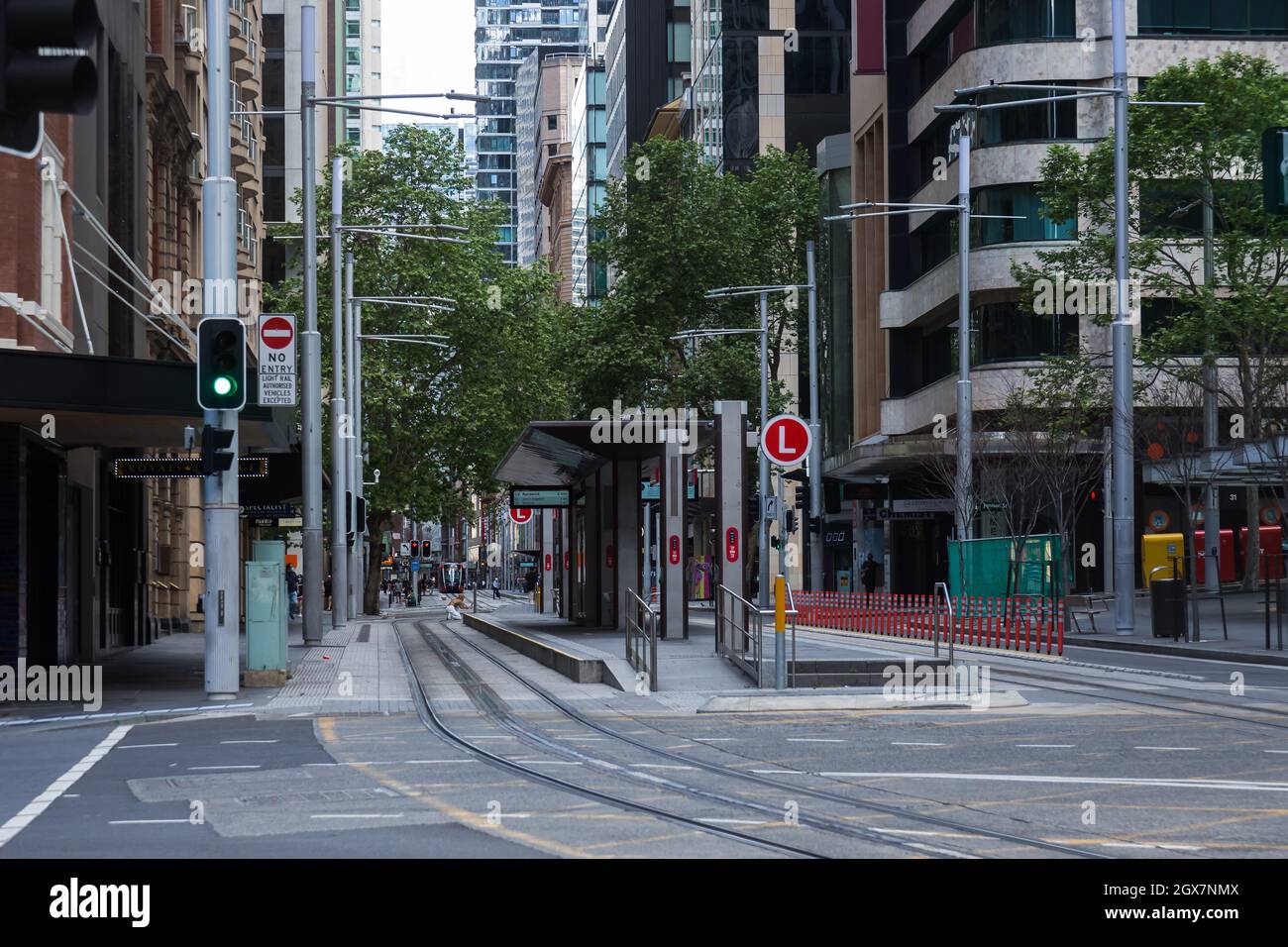 Sydney, Australie. Lundi 4th octobre 2021. Le quartier des affaires du centre de Sydney est encore très calme, car Sydney se prépare à rouvrir une fois que l'objectif de vaccination à 70 % aura été atteint d'ici le lundi 11th octobre. Vues générales George Street. Crédit : Paul Lovelace/Alamy Live News Banque D'Images