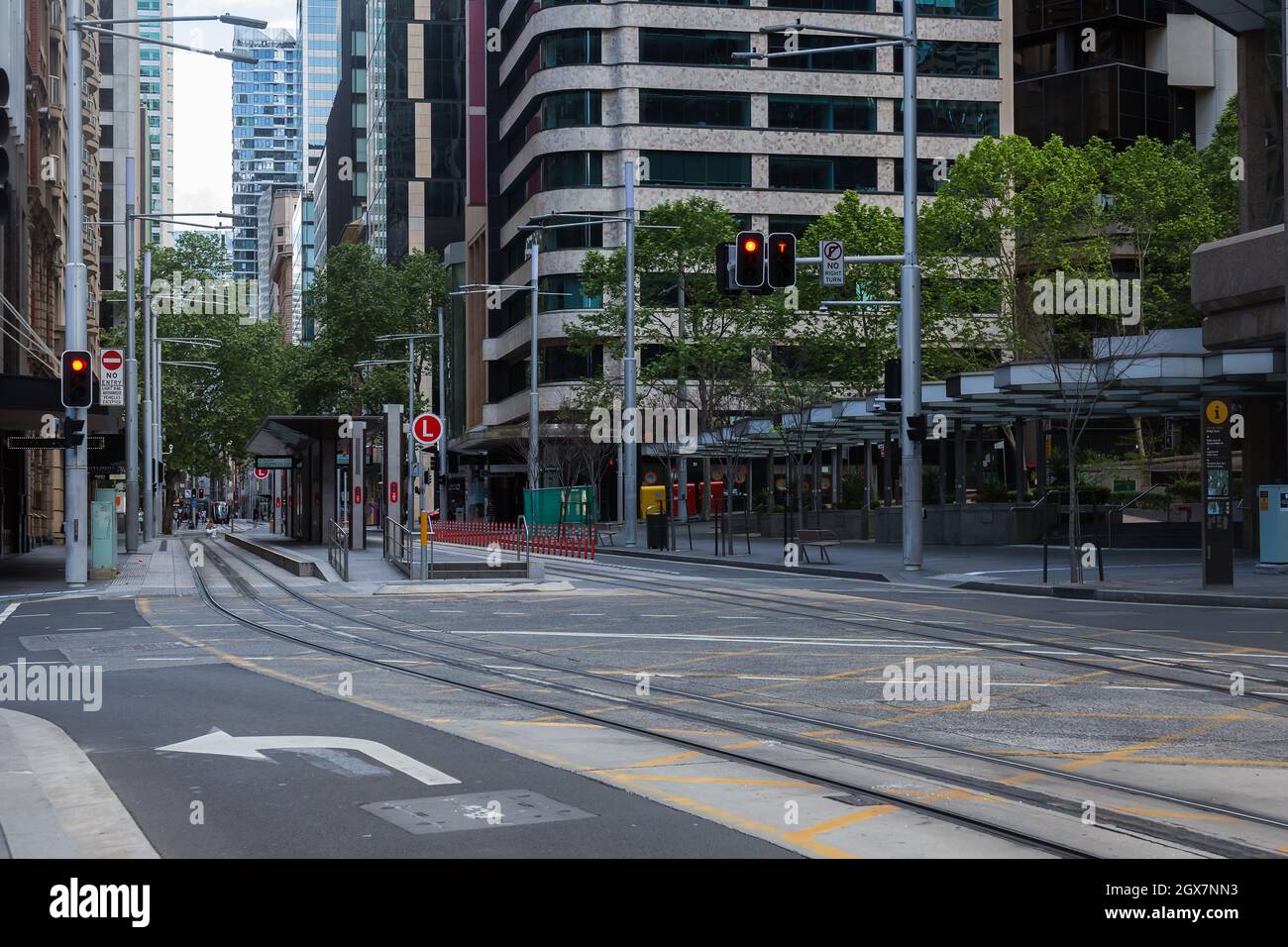 Sydney, Australie. Lundi 4th octobre 2021. Le quartier des affaires du centre de Sydney est encore très calme, car Sydney se prépare à rouvrir une fois que l'objectif de vaccination à 70 % aura été atteint d'ici le lundi 11th octobre. Vues générales George Street. Crédit : Paul Lovelace/Alamy Live News Banque D'Images