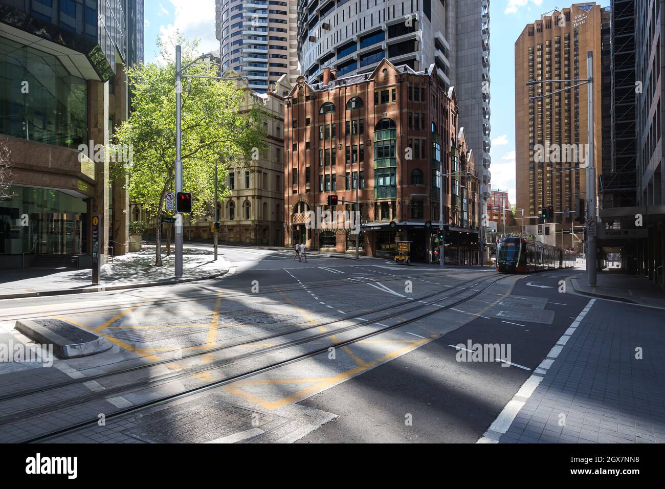 Sydney, Australie. Lundi 4th octobre 2021. Le quartier des affaires du centre de Sydney est encore très calme, car Sydney se prépare à rouvrir une fois que l'objectif de vaccination à 70 % aura été atteint d'ici le lundi 11th octobre. Vues générales George Street. Crédit : Paul Lovelace/Alamy Live News Banque D'Images