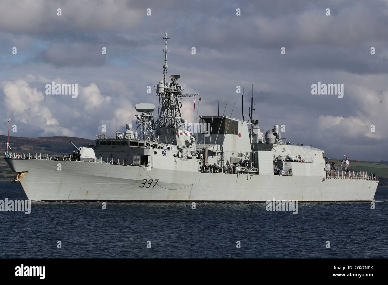 Le NCSM Fredericton (FFH-337), une frégate de classe Halifax (ou de classe ville) de la Marine royale du Canada, passe Greenock sur le Firth de Clyde alors qu'elle se dirige vers les exercices militaires Dynamic Mariner 2021 et joint Warrior 21-2.Un Cyclone Sikorsky CH-148 (numéro de série 148826) est visible sur le pont de l'hélicoptère. Banque D'Images