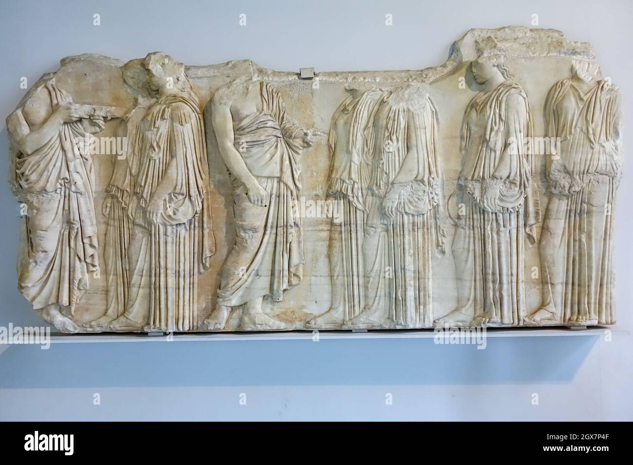 Un fragment de relief en marbre montre des figures grecques au Louvre à Paris, en France Banque D'Images