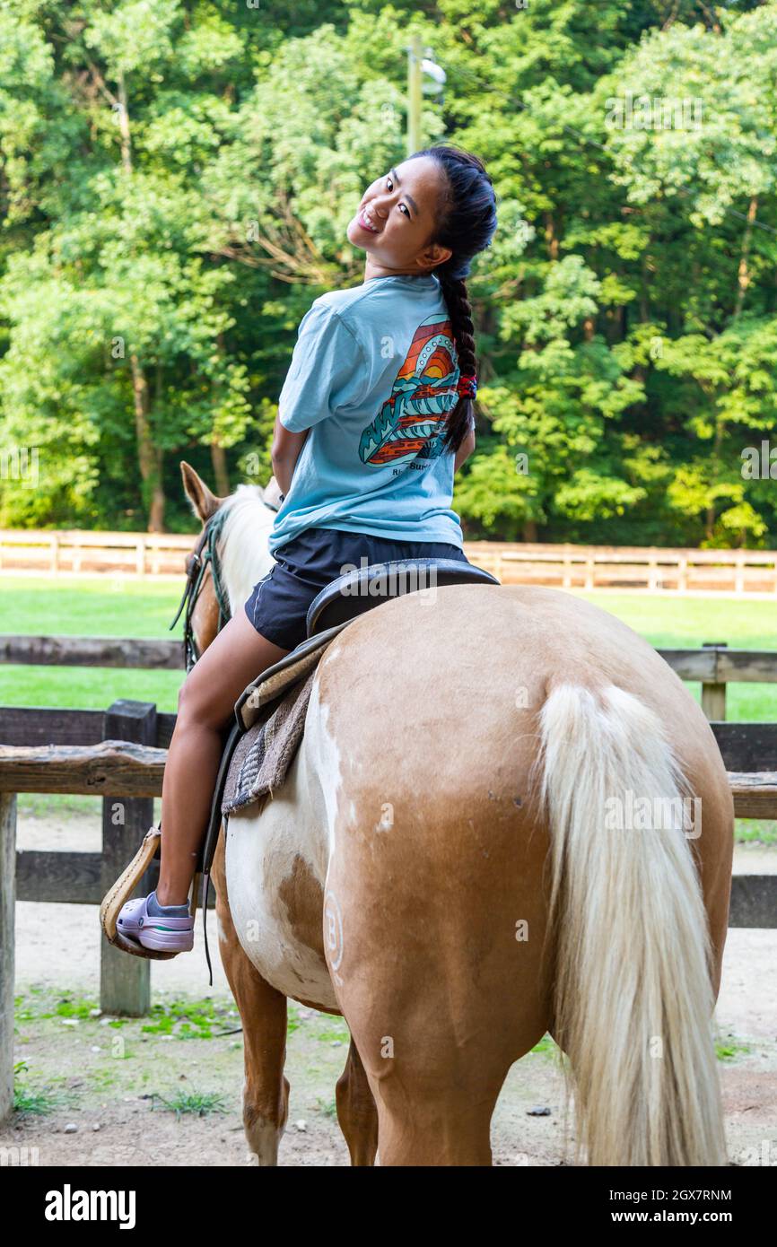 Une fille sourit à cheval près de Nashville, Indiana, États-Unis. Banque D'Images