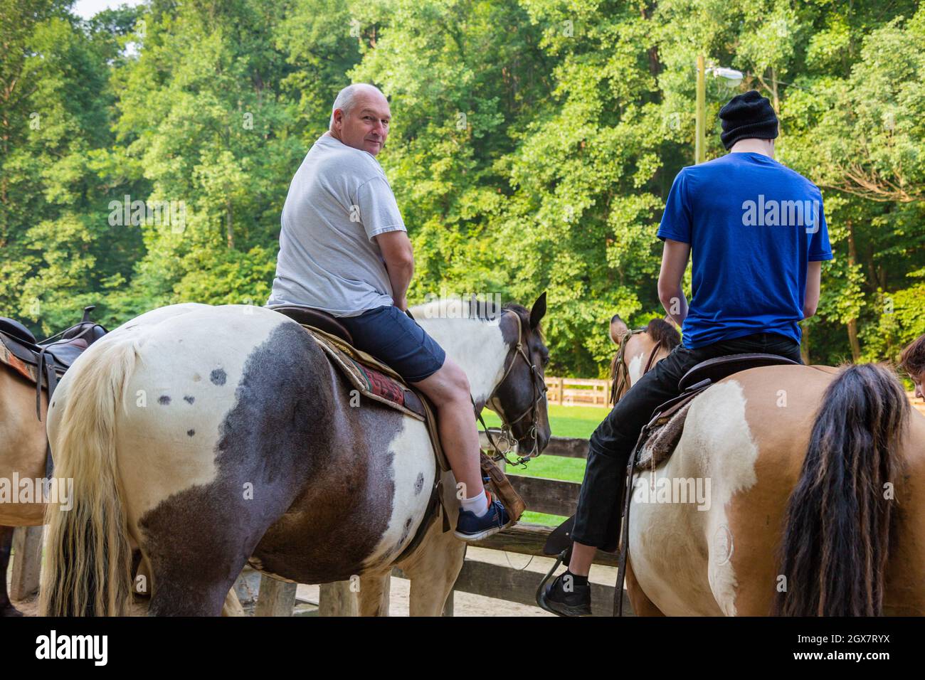 Deux hommes à cheval près de Nashville, Indiana, États-Unis. Banque D'Images