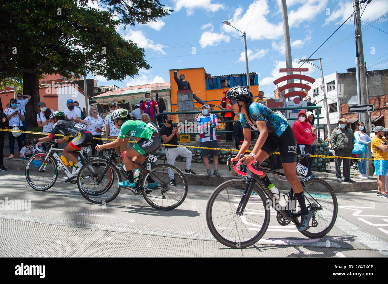 Bogota, Colombie.03ème octobre 2021.Les gens du quartier de la Perseverancia soutiennent les cyclistes lors de la dernière phase finale de la Vuelta a Colombia Femenina 2021 à Bogotá, Colombie, ont remporté la phase Miryam Nuñez T: 02:34:49 de l'Equateur gagné, et Lilibeth Chacon T: 02:37:46 du Venezuela a gagné la course générale.Crédit : long Visual Press/Alamy Live News Banque D'Images