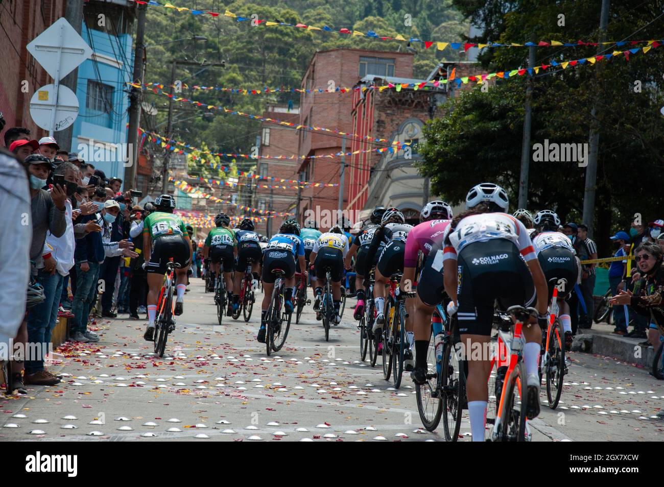 Bogota, Colombie.03ème octobre 2021.Les gens du quartier de la Perseverancia soutiennent les cyclistes lors de la dernière phase finale de la Vuelta a Colombia Femenina 2021 à Bogotá, Colombie, ont remporté la phase Miryam Nuñez T: 02:34:49 de l'Equateur gagné, et Lilibeth Chacon T: 02:37:46 du Venezuela a gagné la course générale.Crédit : long Visual Press/Alamy Live News Banque D'Images