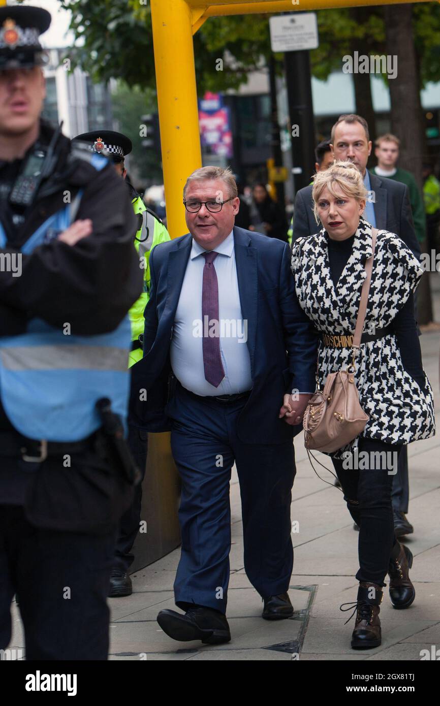 Manchester, Royaume-Uni. 04e octobre 2021. Mark Francois, député, part après la conférence des conservateurs.les manifestants se sont rassemblés devant la conférence des conservateurs pour créer un mur de bruit au mépris du projet de loi sur la police, le crime, la peine et les tribunaux. Si le projet de loi est adopté sans modification, les manifestants font valoir qu'il permettra aux manifestations de devenir illégales si elles sont trop bruyantes et trop gênantes, ce qui limitera davantage le droit de manifester à l'avenir. Le projet de loi donnera à la police des pouvoirs encore plus importants. (Photo de Martin Pope/SOPA Images/Sipa USA) crédit: SIPA USA/Alay Live News Banque D'Images