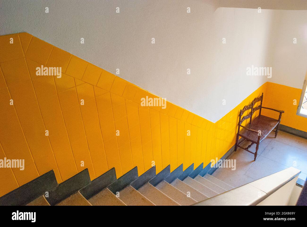 Escaliers et banc en bois. Banque D'Images