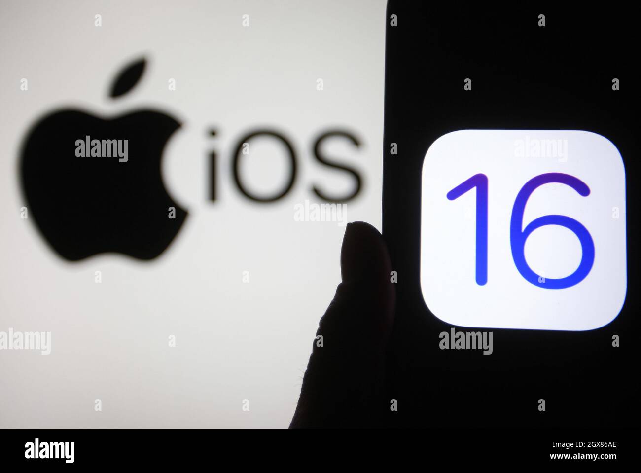 Ukraine. 05e octobre 2021. Dans cette illustration, le logo IOS 16 apparaît sur l'écran d'un smartphone avec un logo Apple en arrière-plan. (Photo de Pavlo Gonchar/SOPA Images/Sipa USA) crédit: SIPA USA/Alay Live News Banque D'Images