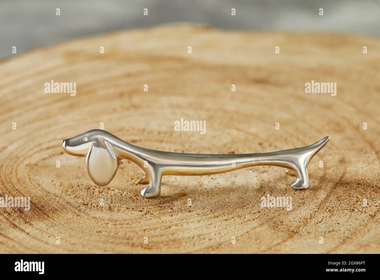 Porte-couverts en forme de Dachshund en argent Banque D'Images