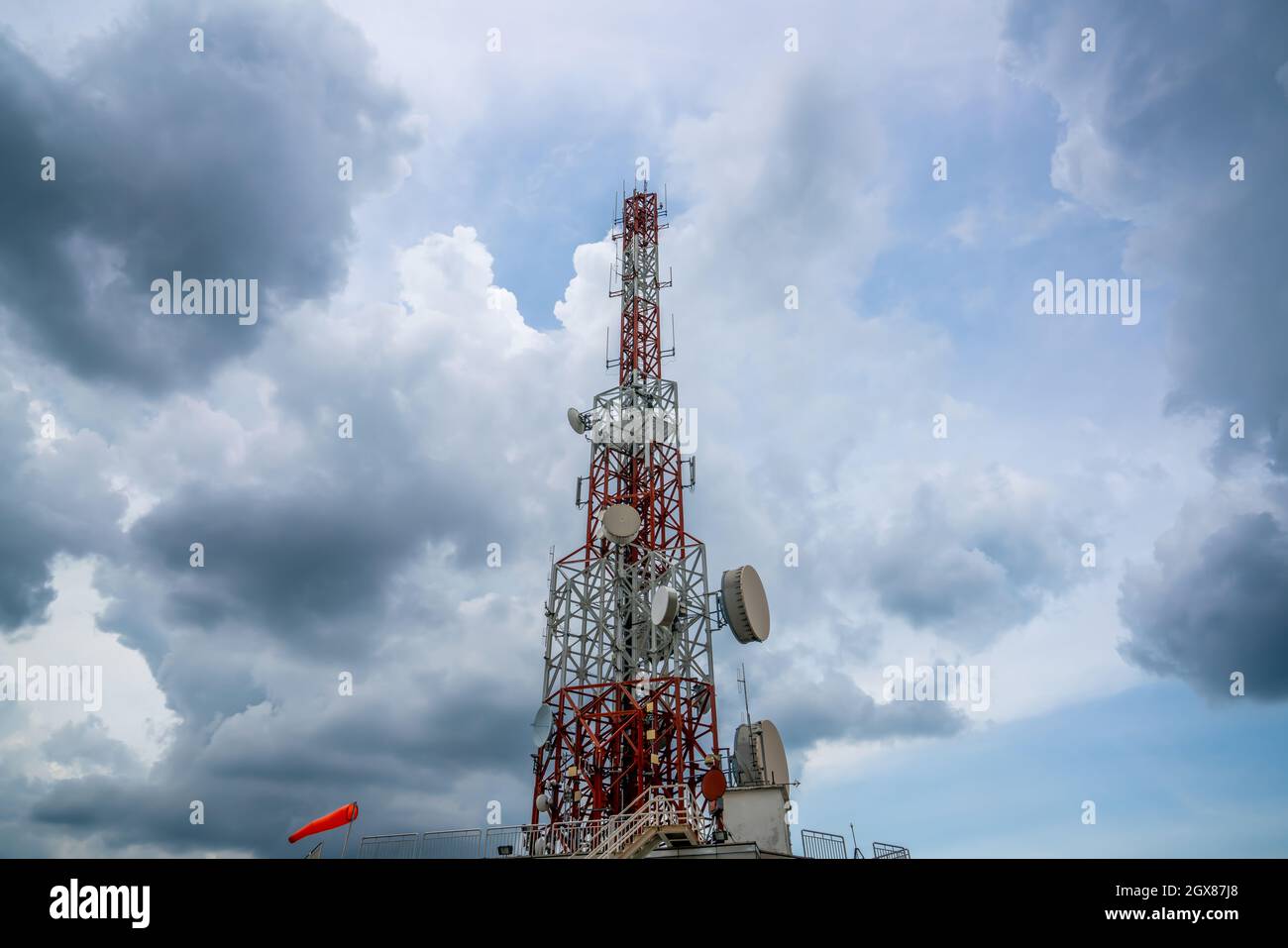 Grande tour de télécommunication contre le ciel et les nuages en arrière-plan . Concept de connexion réseau Internet . Banque D'Images