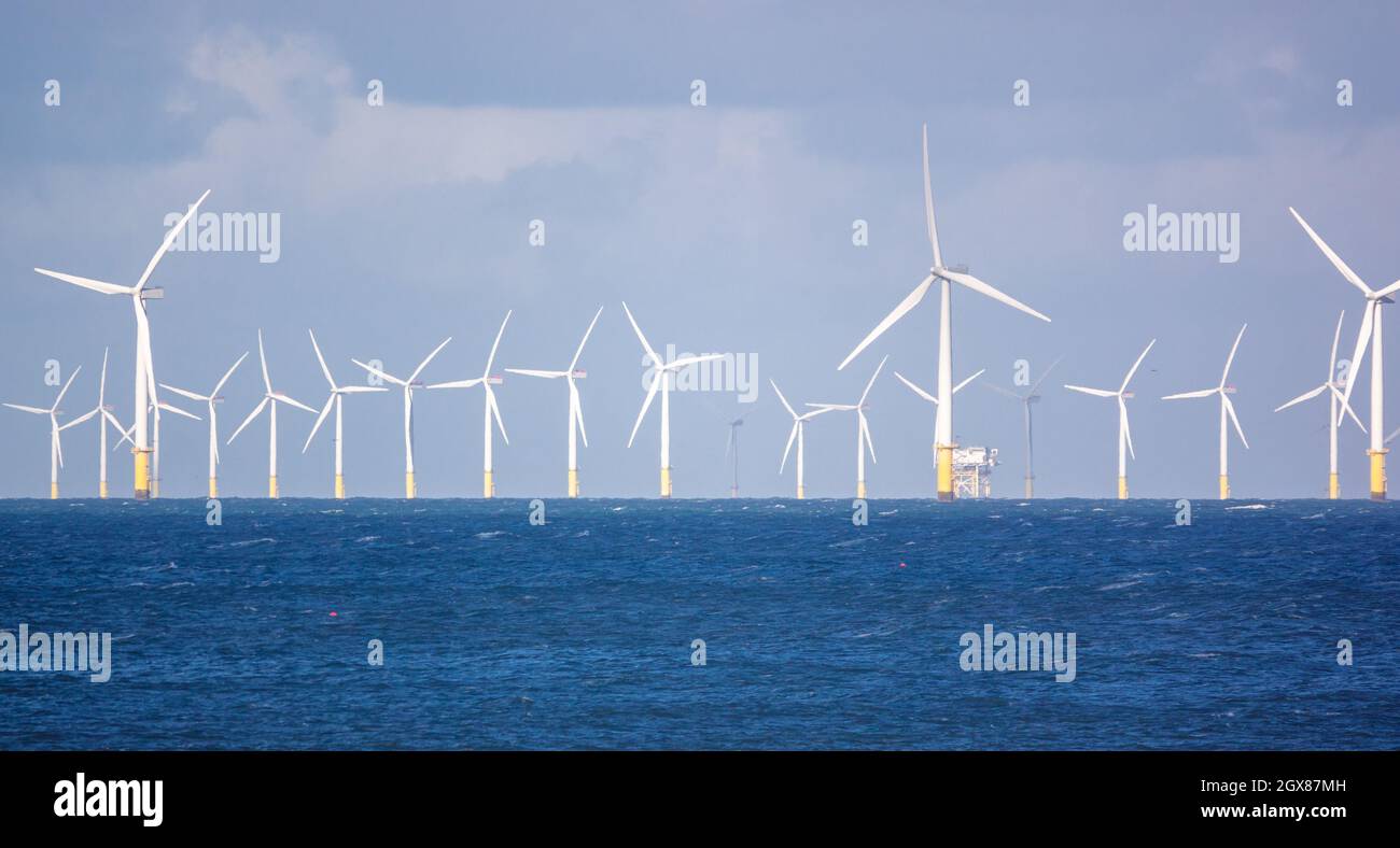 Gwynt y Môr (vent de mer) ferme éolienne offshore de 576 mégawatts avec 160 éoliennes de 150 m de haut dans la baie de Colwyn, au pays de Galles Banque D'Images