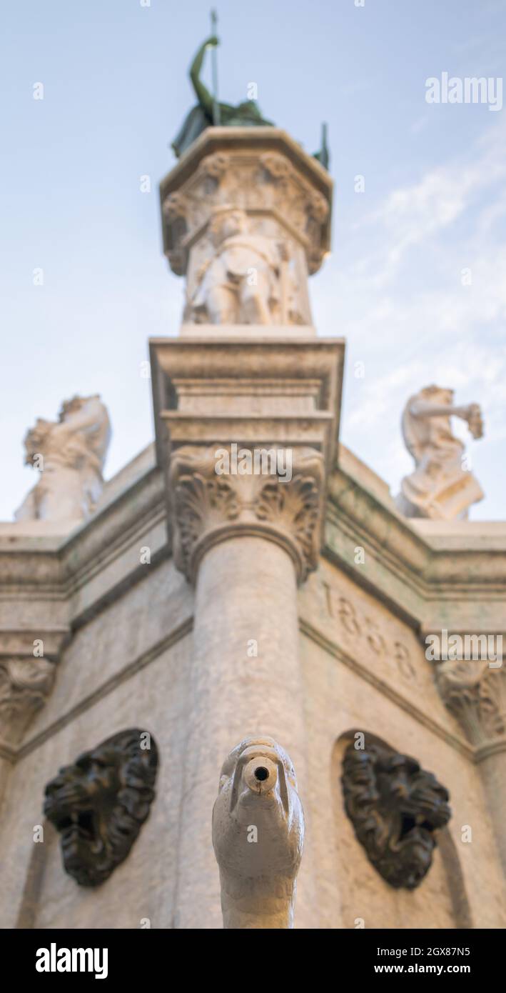 La statue de Helvetia femelle tenant un bouclier et une lance à Berne contre un ciel bleu nuageux Banque D'Images