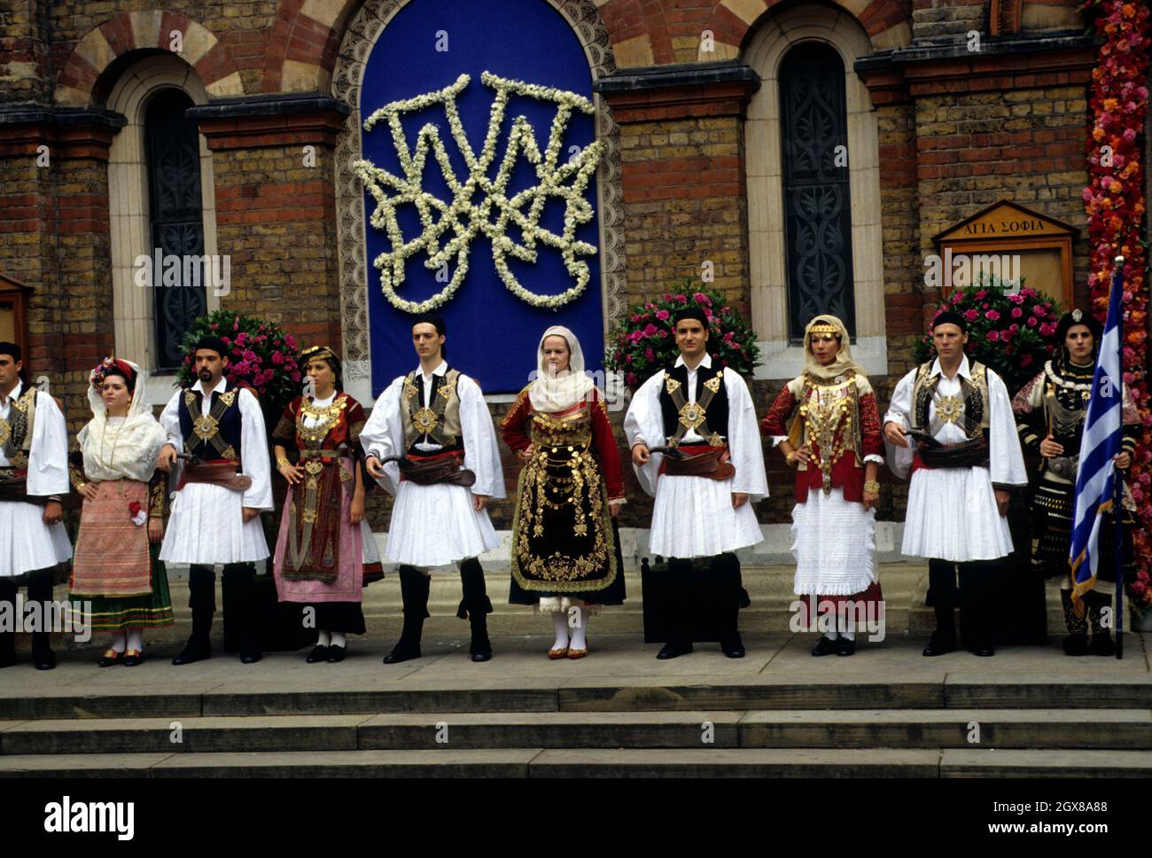 Une troupe de danse grecque traditionnelle se trouve à l'extérieur de la cathédrale Sainte-Sophie, à Londres, après le mariage de Pavlos, prince héritier de Grèce et de Marie-Chantal Miller Banque D'Images
