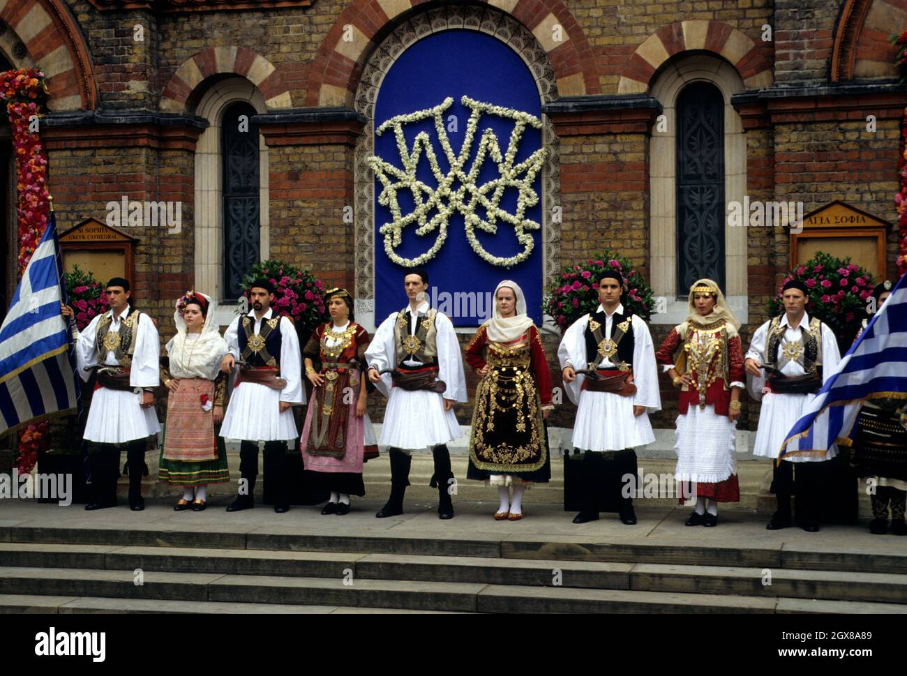 Une troupe de danse grecque traditionnelle se trouve à l'extérieur de la cathédrale Sainte-Sophie, à Londres, après le mariage de Pavlos, prince héritier de Grèce et de Marie-Chantal Miller Banque D'Images