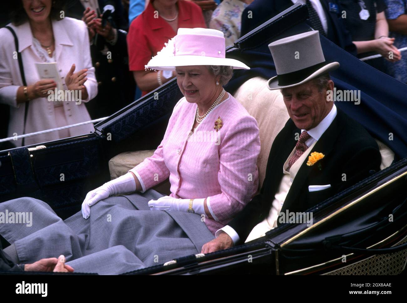 La Reine et le duc d'Édimbourg parcouront le parcours à Royal Ascot pour le premier jour de la rencontre de course à plat Banque D'Images