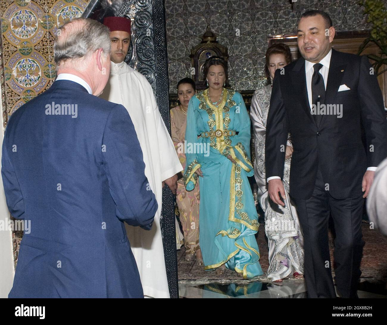 Le roi Mohammed V1 du Maroc et les membres de sa famille accueillent le prince Charles, prince de Galles et Camilla, duchesse de Cornouailles, alors qu'ils arrivent pour un dîner privé au Palais Dar Salam à Rabat le 4 avril 2011. Banque D'Images