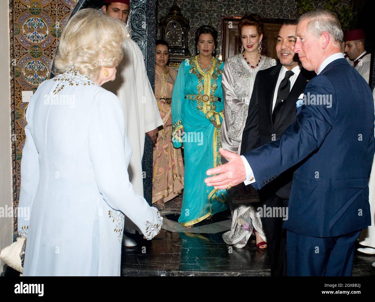 Le roi Mohammed V1 du Maroc et les membres de sa famille accueillent le prince Charles, prince de Galles et Camilla, duchesse de Cornouailles, alors qu'ils arrivent pour un dîner privé au Palais Dar Salam à Rabat le 4 avril 2011. Banque D'Images