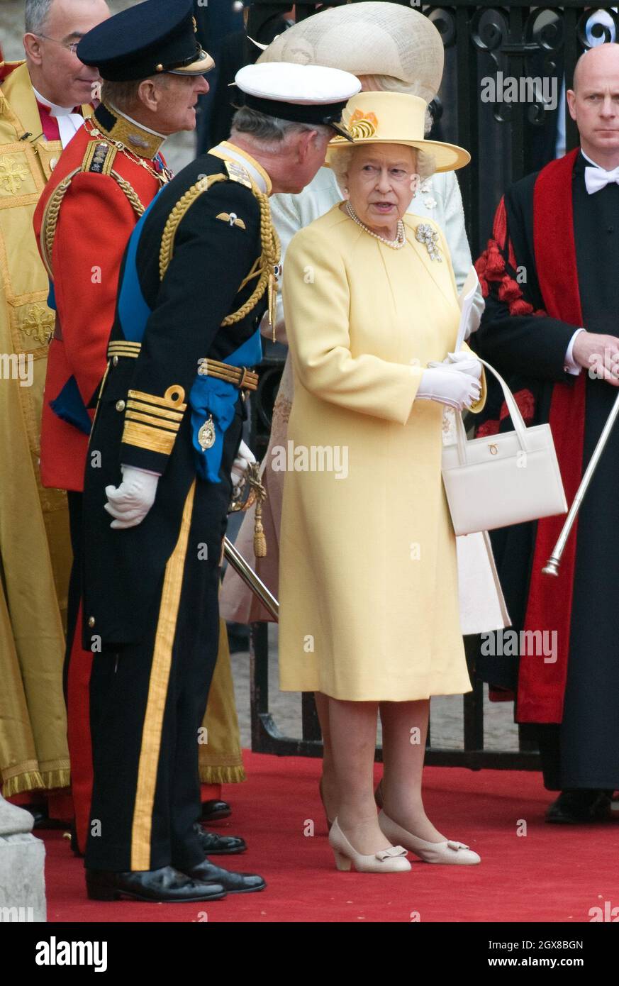 Le prince Charles, prince de Galles, Camilla, duchesse de Cornouailles, la reine Elizabeth ll et le prince Philip, duc d'Édimbourg partent après le mariage du prince William et de Catherine Middleton à l'abbaye de Westminster le 29 avril 2011. Banque D'Images