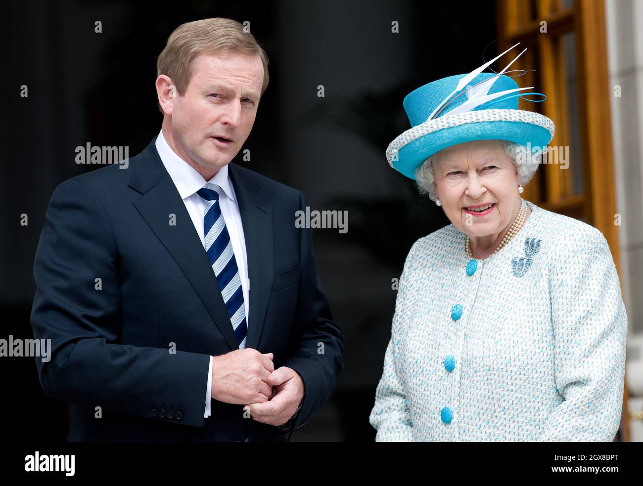 La reine Elizabeth ll rencontre le premier ministre irlandais Enda Kenny dans les édifices gouvernementaux de Dublin le deuxième jour d'une visite d'État historique en Irlande, le 18 mai 2011. Banque D'Images