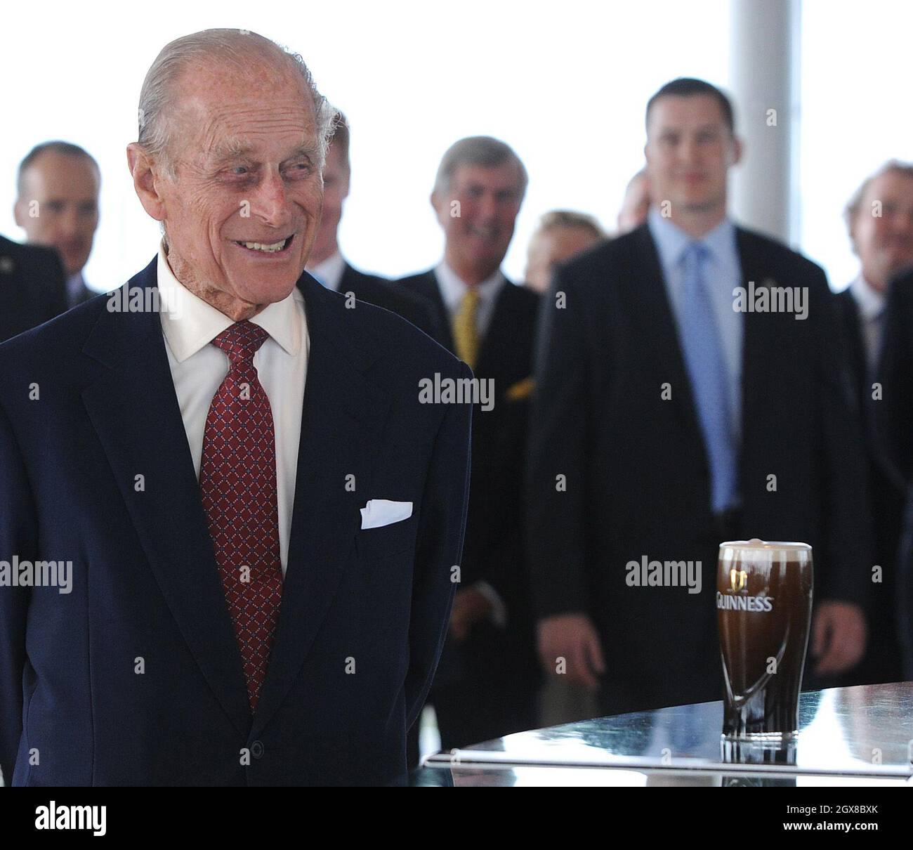 Le prince Philip, duc d'Édimbourg, regarde une pinte parfaite de Guinness versée dans le Gravity bar du Guinness Storehouse à Dublin le deuxième jour d'une visite d'État historique en Irlande le 18 mai 2011.**PHOTOS DE PISCINE RESTRICTION DE 28 JOURS AU ROYAUME-UNI *** Banque D'Images