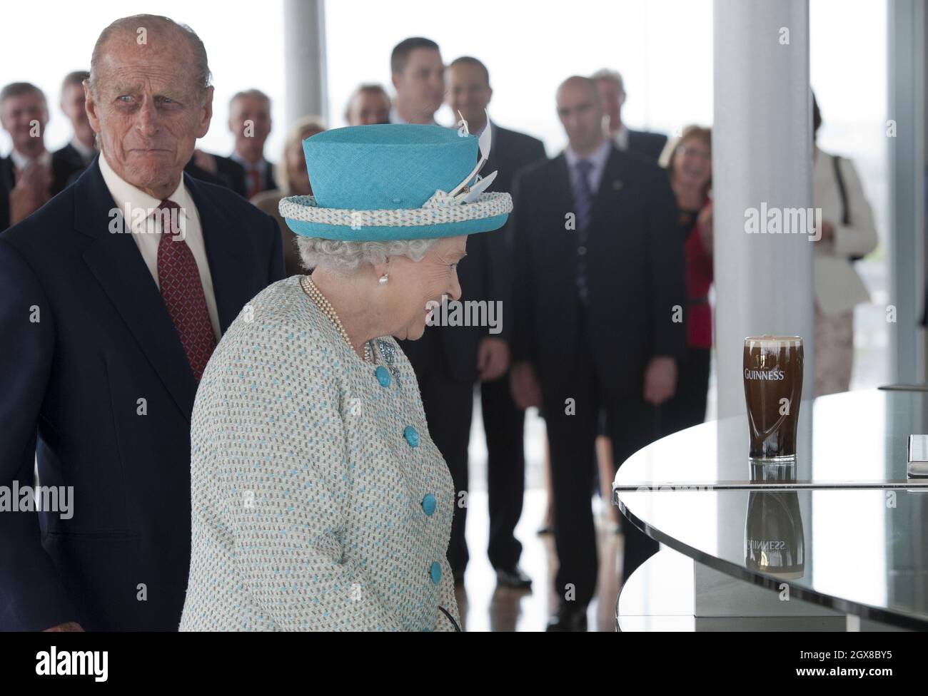 La reine Elizabeth ll et le prince Philip, duc d'Édimbourg, regardent une pinte parfaite de Guinness se déverser lorsqu'ils visitent le bar Gravity au Guinness Storehouse de Dublin le deuxième jour de leur visite historique de l'État en Irlande le 18 mai 2011.**PHOTOS DE PISCINE RESTRICTION DE 28 JOURS AU ROYAUME-UNI *** Banque D'Images