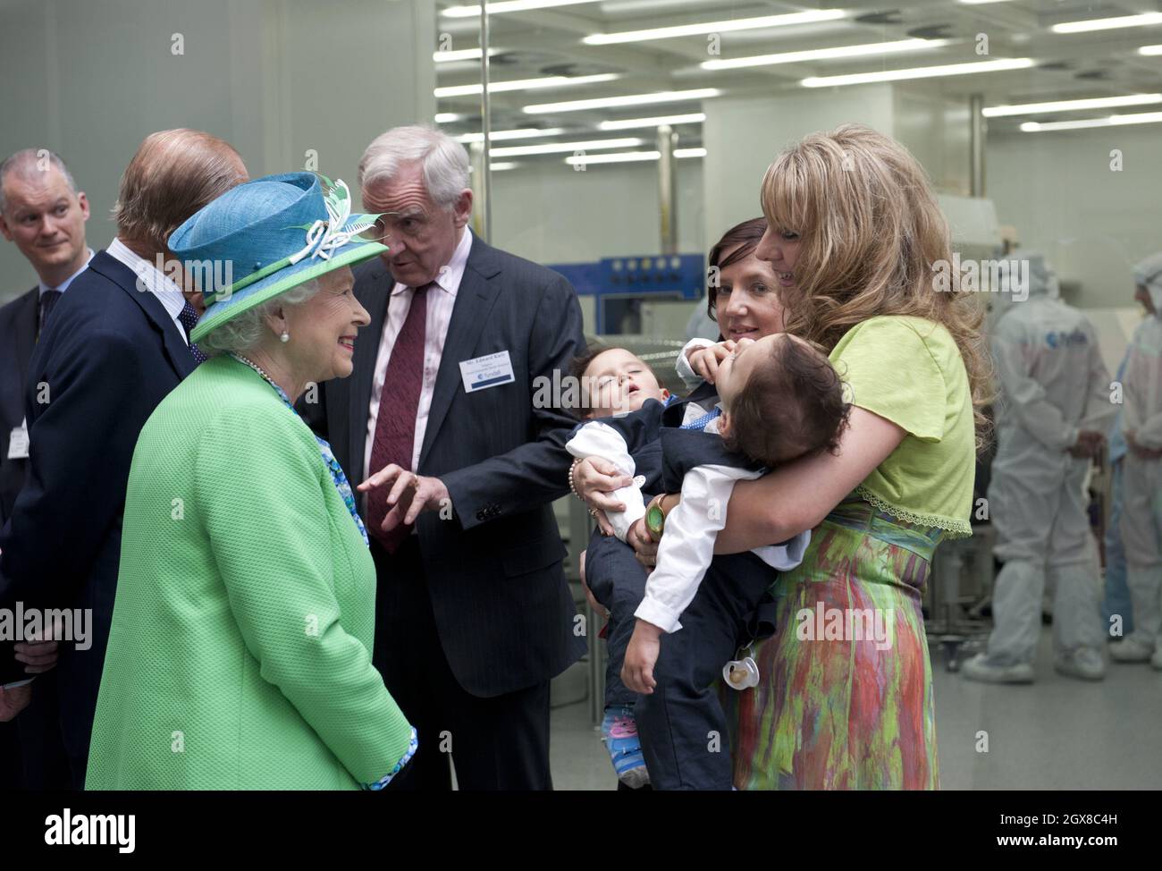 La reine Elizabeth ll visite l'Institut national de Tyndall à Cork le 20 mai 2011 et rencontre les jumeaux conjoints Hassan et Hussein Benhaffaf qui ont été séparés l'année dernière par un 20 chirurgien de Cork à l'hôpital Great Ormond Street. Banque D'Images
