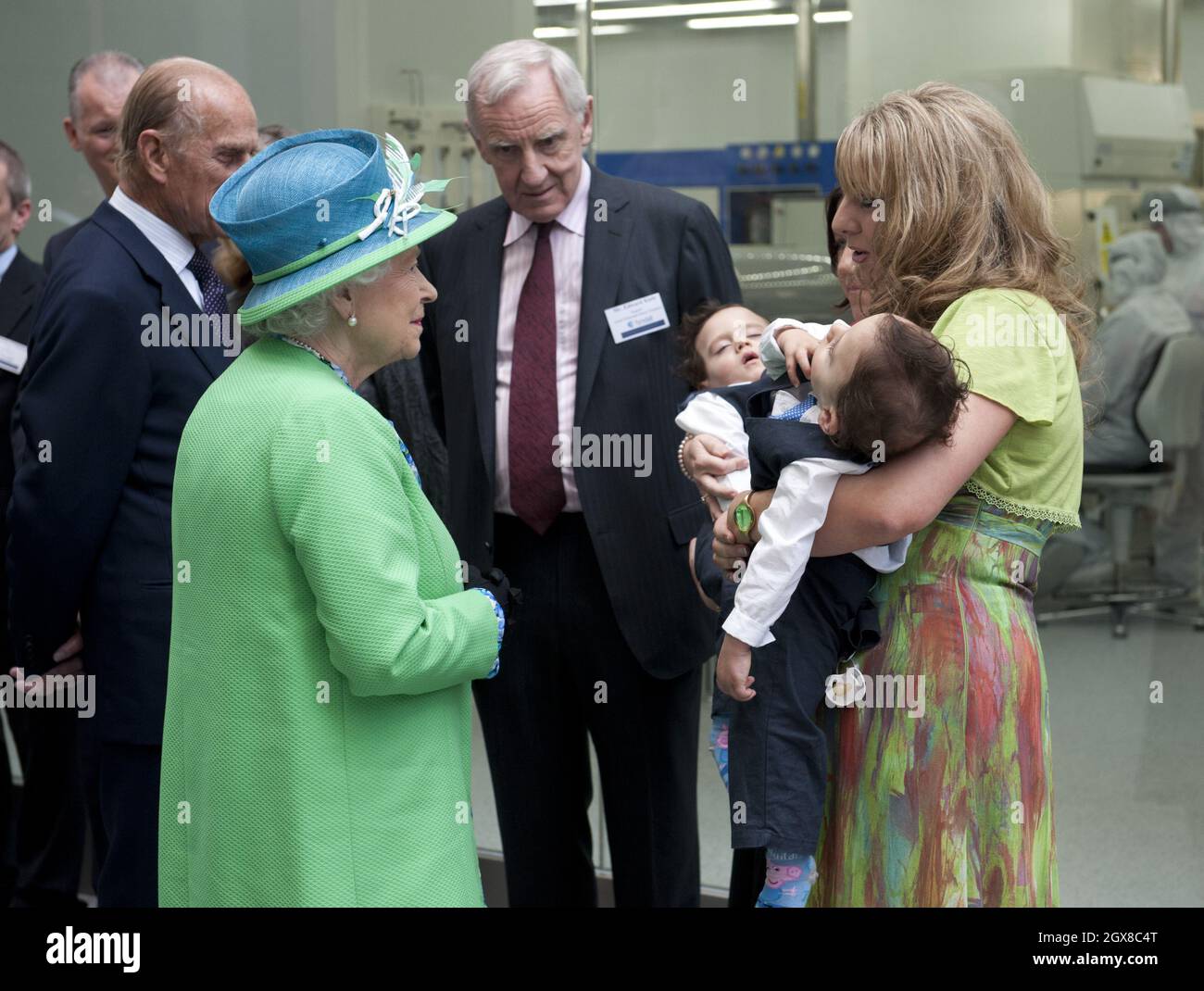 La reine Elizabeth ll visite l'Institut national de Tyndall à Cork le 20 mai 2011 et rencontre les jumeaux conjoints Hassan et Hussein Benhaffaf qui ont été séparés l'année dernière par un 20 chirurgien de Cork à l'hôpital Great Ormond Street. Banque D'Images