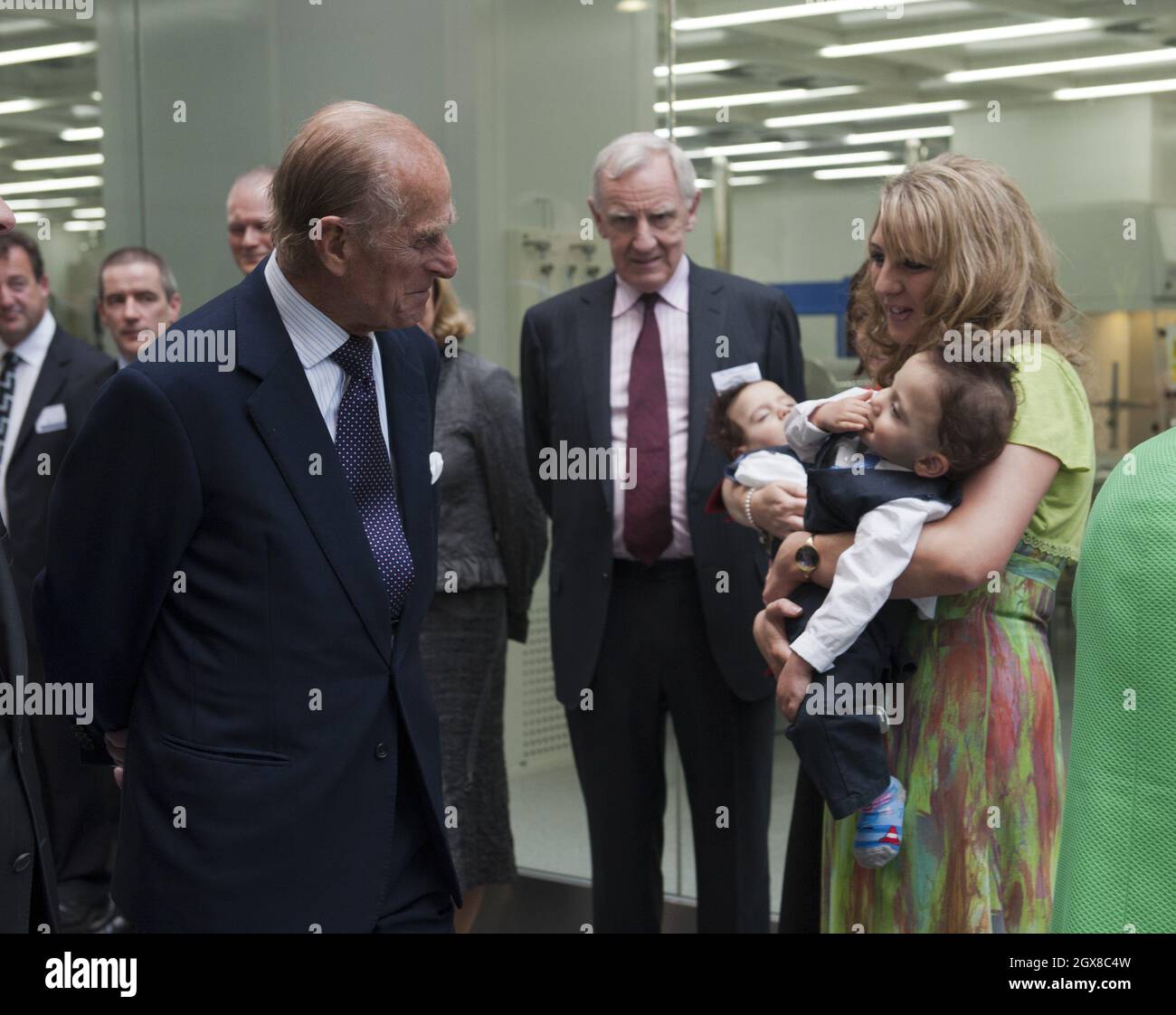Le prince Philip, duc d'Édimbourg, visite l'Institut national de Tyndall à Cork le 20 mai 2011 et rencontre les jumeaux réunis Hassan et Hussein Benhaffaf qui ont été séparés l'année dernière par un 20 chirurgien de Cork à l'hôpital Great Ormond Street. Banque D'Images