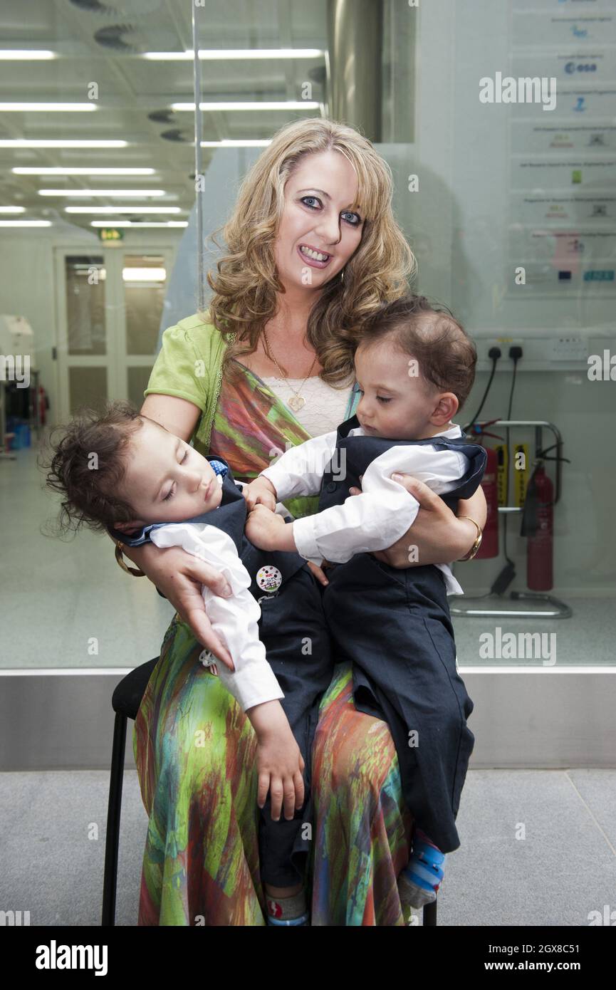 La reine Elizabeth ll visite l'Institut national de Tyndall à Cork le 20 mai 2011 et rencontre les jumeaux conjoints Hassan et Hussein Benhaffaf qui ont été séparés l'année dernière par un 20 chirurgien de Cork à l'hôpital Great Ormond Street. Banque D'Images