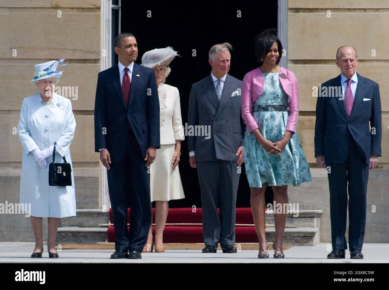 La reine Elizabeth II, le président américain Barack Obama, Camilla, la duchesse de Cornwall, le prince Charles, le prince de Galles,La première dame Michelle Obama et le prince Philip, duc d'Édimbourg, regardent un accueil de cérémonie dans les jardins de Buckingham Palace le 24 mai 2011 à Londres, en Angleterre. Banque D'Images