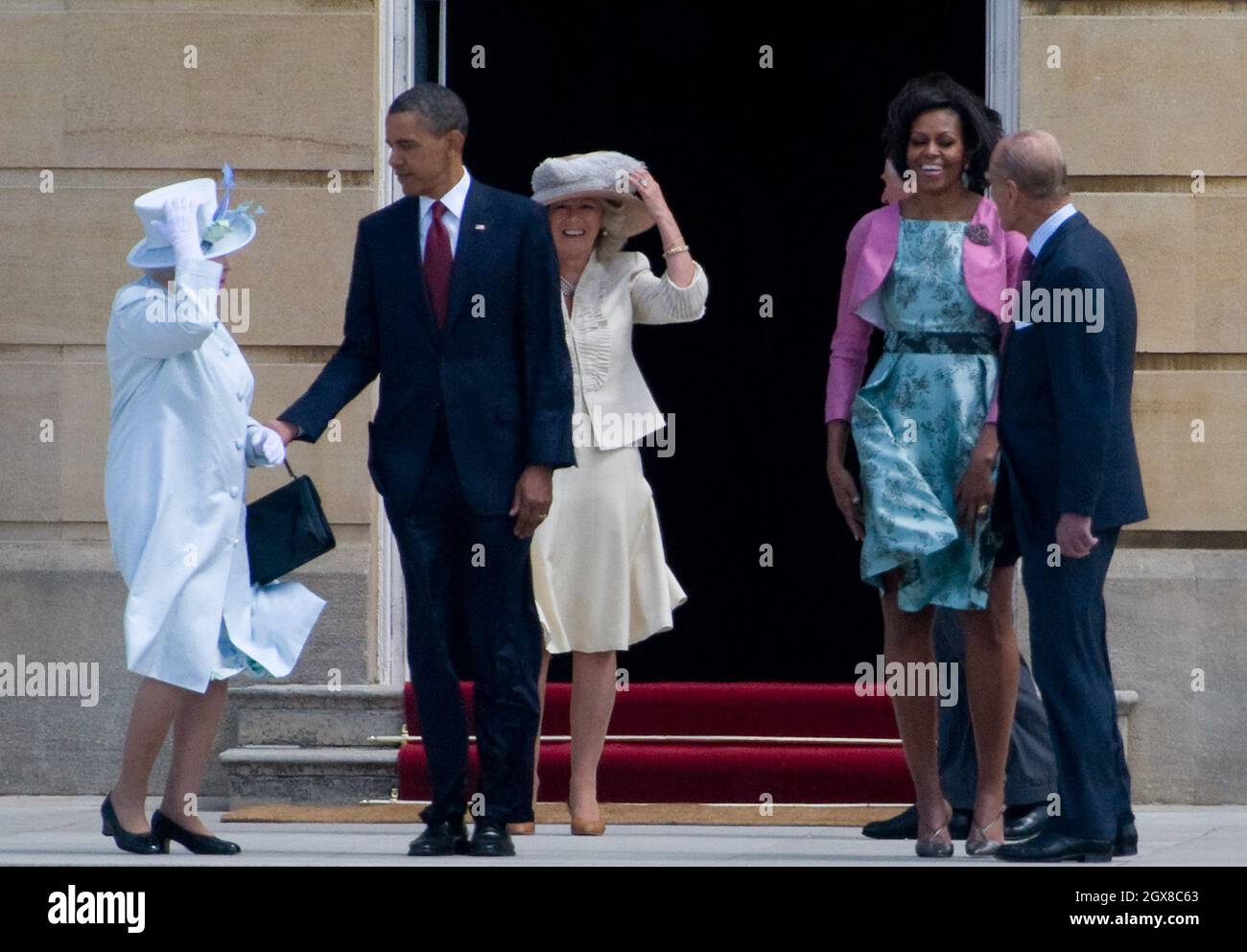 La reine Elizabeth II, le président américain Barack Obama, Camilla, la duchesse de Cornwall, le prince Charles, le prince de Galles,La première dame Michelle Obama et le prince Philip, duc d'Édimbourg, regardent un accueil de cérémonie dans les jardins de Buckingham Palace le 24 mai 2011 à Londres, en Angleterre. Banque D'Images