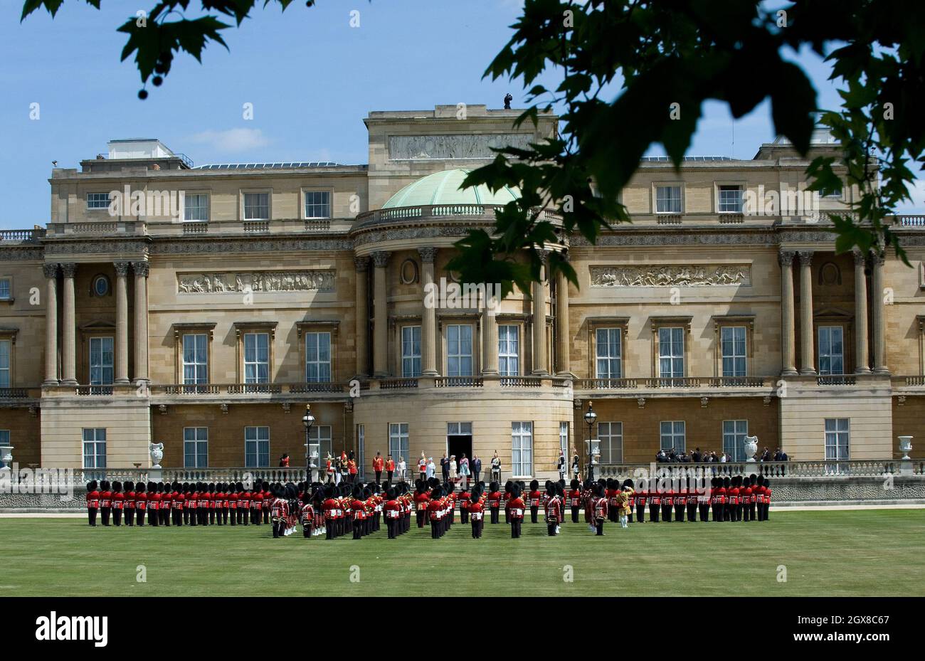 Un point de vue général comme la reine Elizabeth II, le président américain Barack Obama, Camilla, la duchesse de Cornouailles, le prince Charles, le prince de Galles,La première dame Michelle Obama et le prince Philip, duc d'Édimbourg, regardent un accueil de cérémonie dans les jardins de Buckingham Palace le 24 mai 2011 à Londres, en Angleterre. Banque D'Images