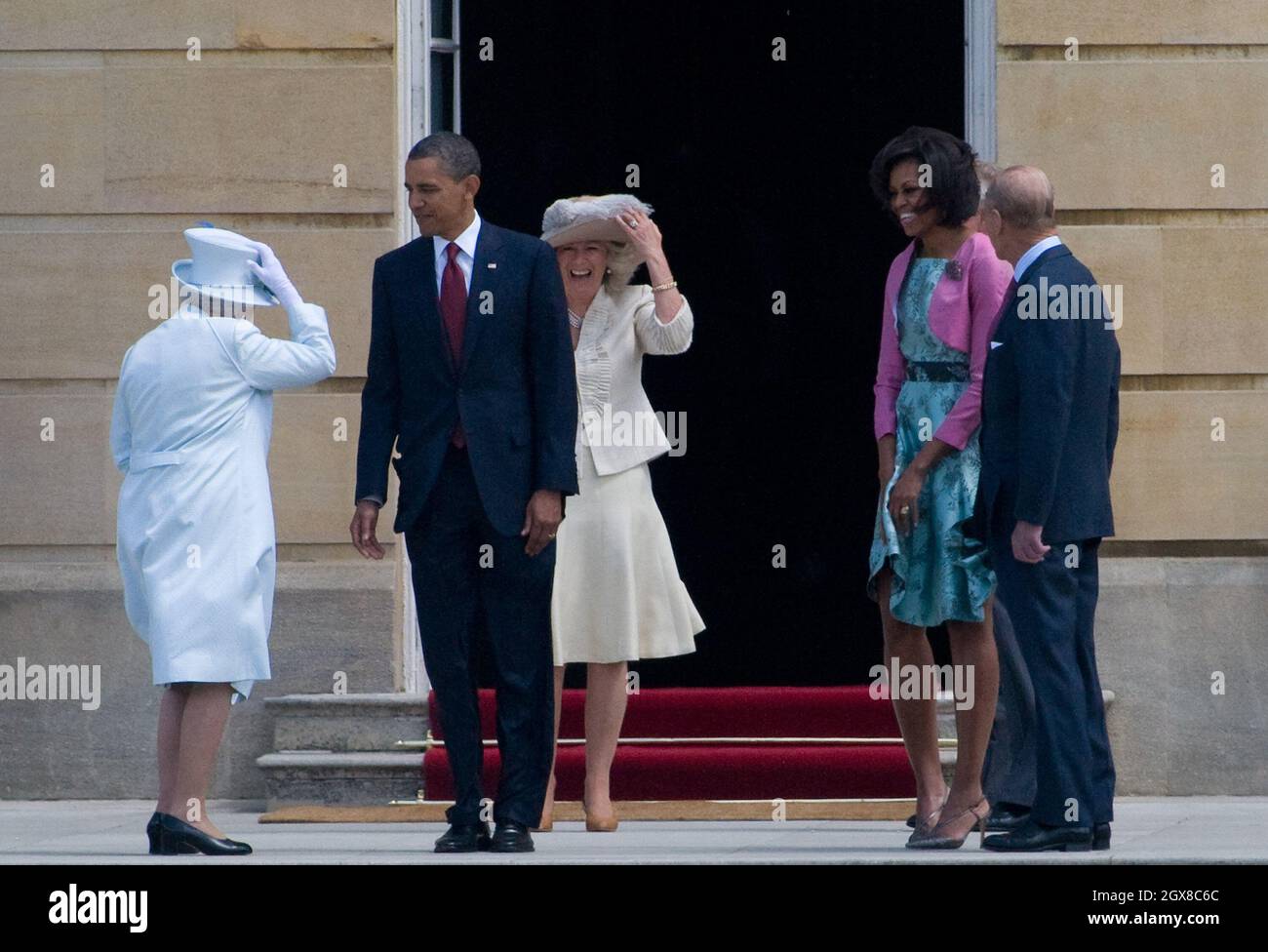 La reine Elizabeth II, le président américain Barack Obama, Camilla, la duchesse de Cornwall, le prince Charles, le prince de Galles,La première dame Michelle Obama et le prince Philip, duc d'Édimbourg, regardent un accueil de cérémonie dans les jardins de Buckingham Palace le 24 mai 2011 à Londres, en Angleterre. Banque D'Images