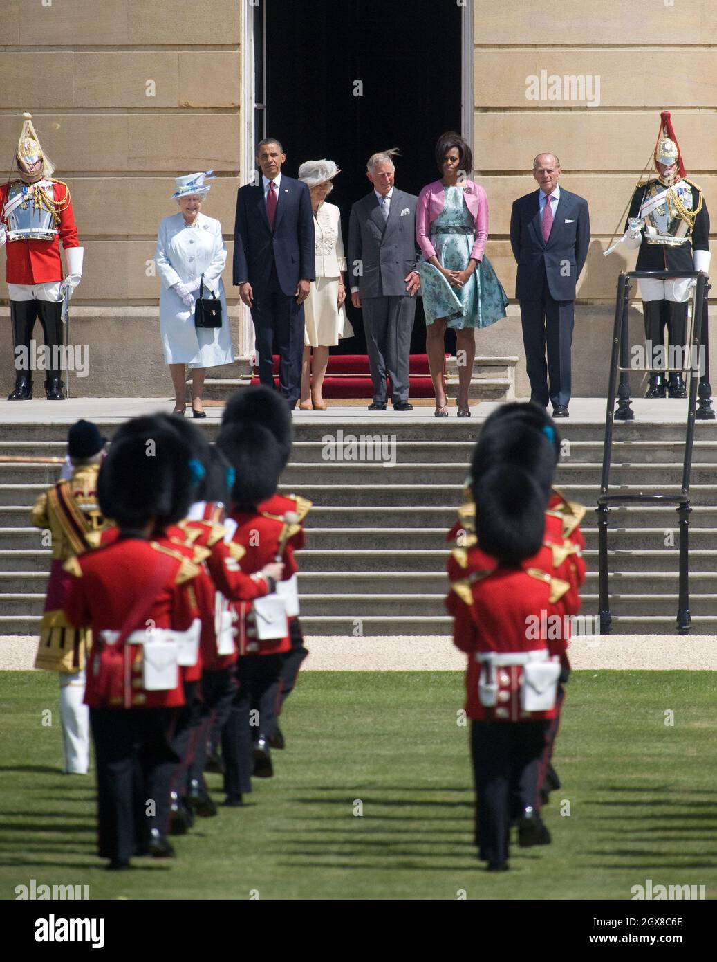 La reine Elizabeth II, le président américain Barack Obama, Camilla, la duchesse de Cornwall, le prince Charles, le prince de Galles,La première dame Michelle Obama et le prince Philip, duc d'Édimbourg, regardent un accueil de cérémonie dans les jardins de Buckingham Palace le 24 mai 2011 à Londres, en Angleterre. Banque D'Images