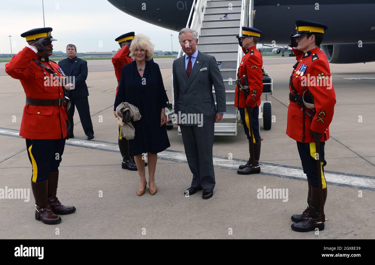 Saluée par les Canadian Mounties, le Prince Charles, le Prince de Galles et Camilla, la duchesse de Cornwall quitte la RAF Brize Norton à bord d'un avion des Forces canadiennes pour une visite officielle du Canada en jubilé de diamant.La duchesse porte un gilet Anna Valentine bleu marine et une robe Artigiano. Banque D'Images
