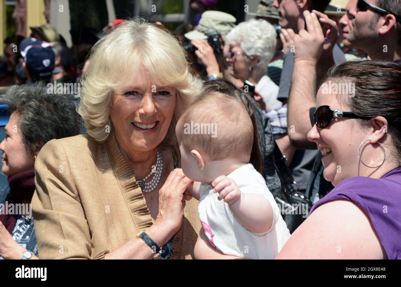 Camilla La Duchesse De Cornwall Rencontre Un Bebe Lors D Une Promenade A St John Au Nouveau Brunswick Le Premier Jour D Une Tournee Officielle Du Jubile De Diamant Au Canada Photo Stock Alamy