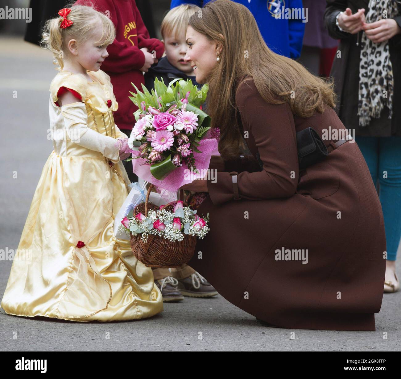 Catherine, Duchesse de Cambridge, rencontre des enfants lors d'une visite officielle à Grimsby le 5 mars 2013. Banque D'Images