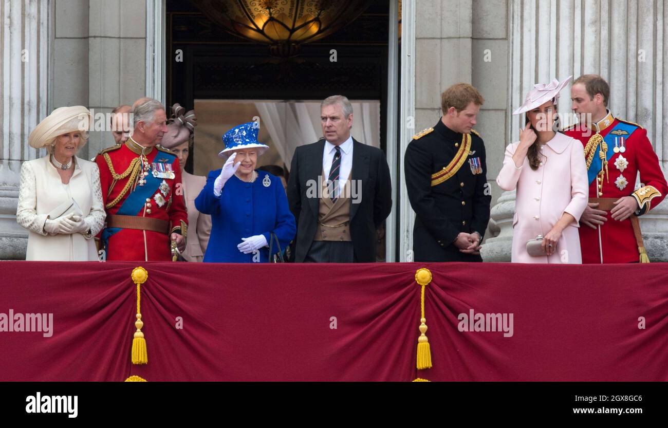 La duchesse de Cornouailles, le prince de Galles, la reine Elizabeth ll, le duc d'York, le prince Harry, la duchesse de Cambridge et le duc de Cambridge se tiennent sur le balcon du palais de Buckingham après la cérémonie annuelle de la Trooping de couleur Banque D'Images