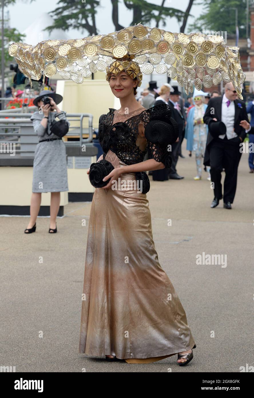 Larisa Katz porte un chapeau à la mode pour la Fête des femmes le jour 3 de l'Ascot royale le 20 juin 2013. Banque D'Images