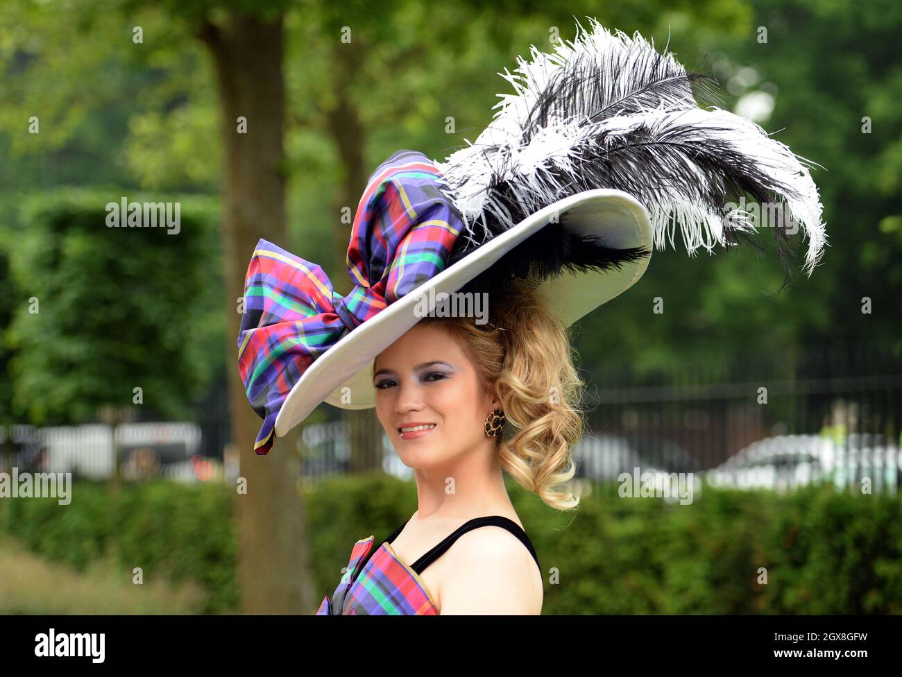 Un coureur écossais porte un chapeau tendance pour la fête des femmes le jour 3 de Royal Ascot le 20 juin 2013. Banque D'Images