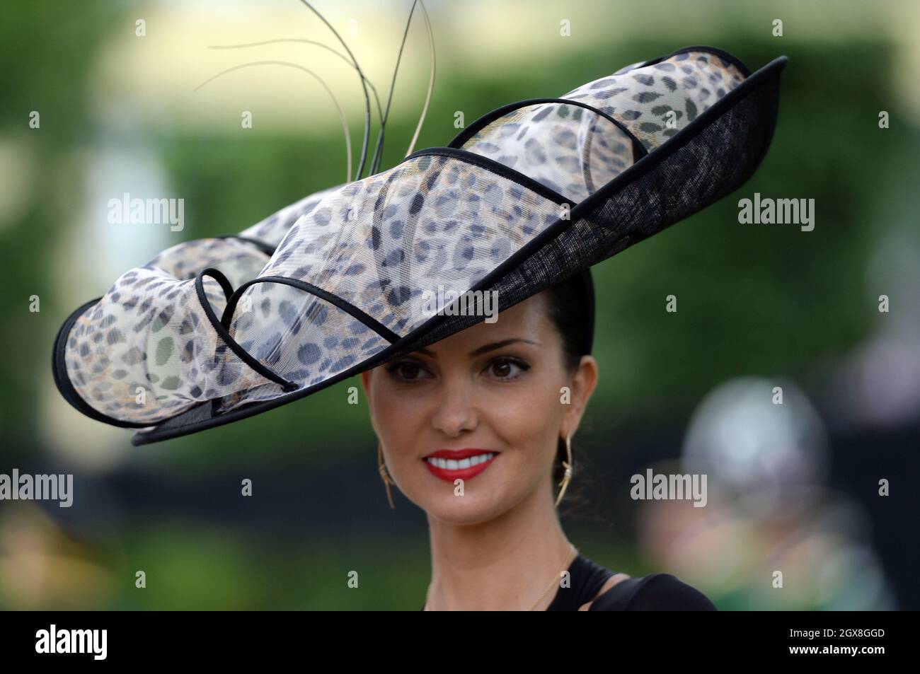 Un coureur porte un chapeau tendance pour la fête des femmes le jour 3 de l'Ascot royale le 20 juin 2013. Banque D'Images
