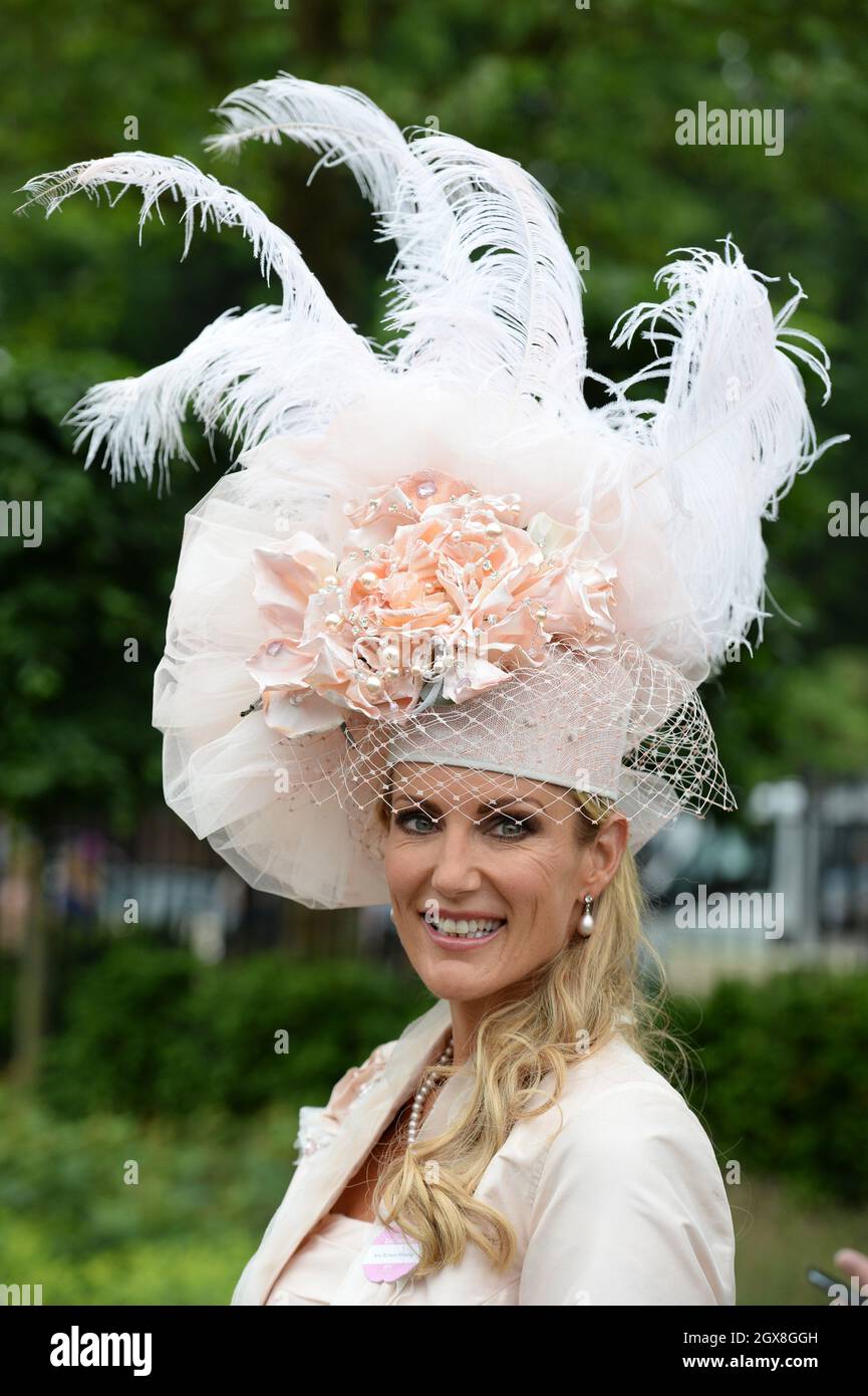Un coureur porte un chapeau tendance pour la fête des femmes le jour 3 de l'Ascot royale le 20 juin 2013. Banque D'Images