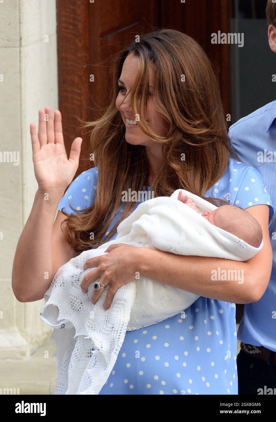 Catherine, duchesse de Cambridge quitte l'aile Lindo de l'hôpital St. Mary avec son nouveau-né fils le 23 juillet 2013' Banque D'Images