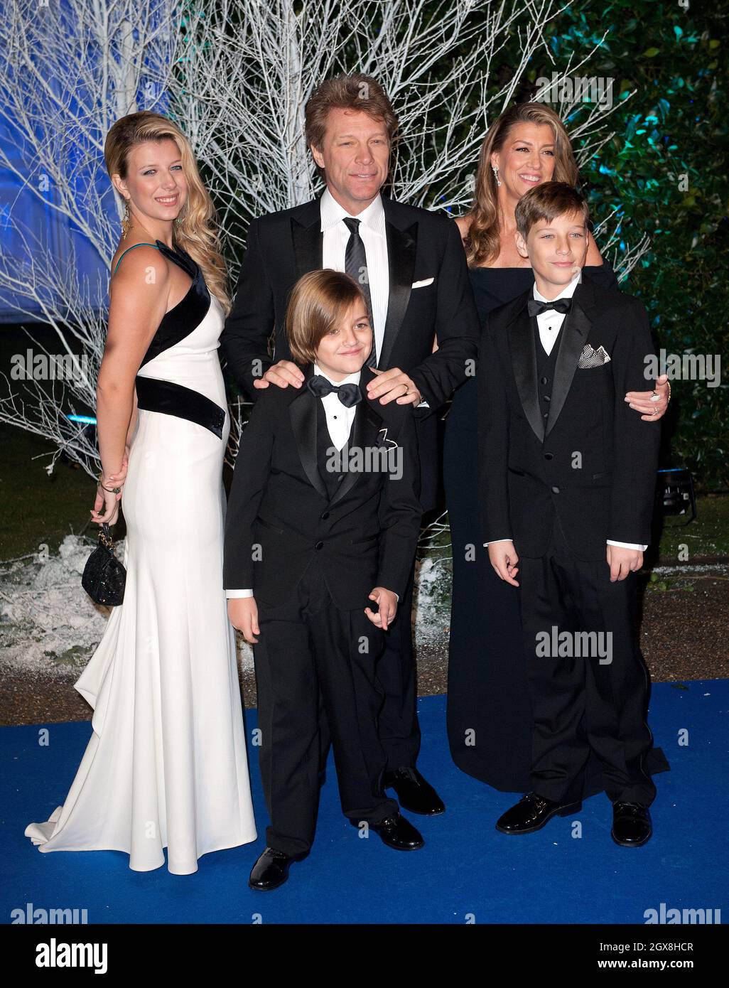 Jon bon Jovi (au centre), l'épouse Dorothea Hurley (à droite) et les enfants Stephanie, Romeo et Jacob arrivant pour le Gala des blancs d'hiver du Centerpoint qui s'est tenu au Palais de Kensington, à Londres. Banque D'Images