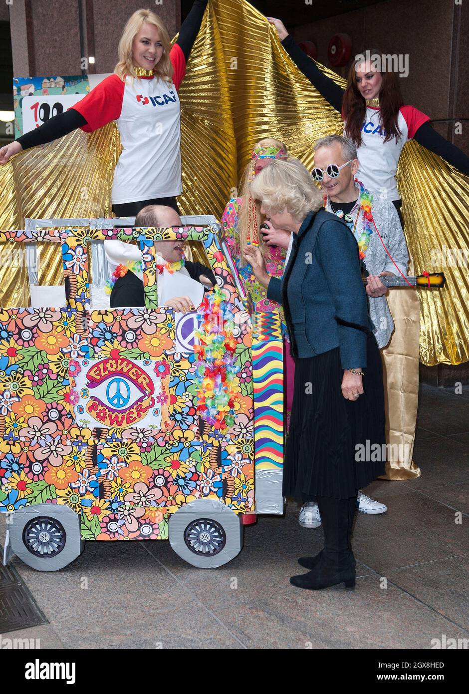 Camilla, la duchesse de Cornwall rencontre des travailleurs vêtus d'une robe de fantaisie « hippie » lorsqu'elle visite la Journée de la Charité de l'ICAP à Londres le 3 décembre 2013. Banque D'Images