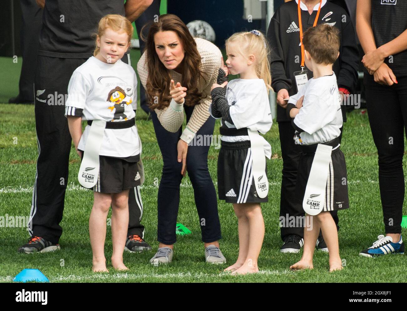 Catherine, Duchesse de Cambridge, participe à un tournoi de rugby de jeunes joueurs au stade Forsyth Barr à Dunedin, en Nouvelle-Zélande, le 13 avril 2014. Banque D'Images