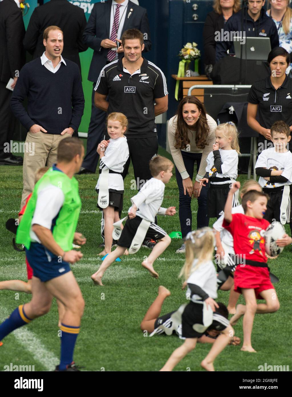 Le prince William, duc de Cambridge, Catherine, duchesse de Cambridge et le capitaine de tous les Noirs Richie McCaw assistent à un tournoi de rugby de jeunes joueurs au stade Forsyth Barr à Dunedin, en Nouvelle-Zélande, le 13 avril 2014. Banque D'Images