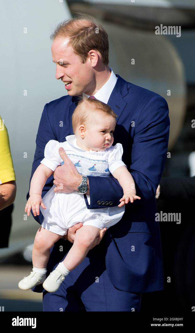 Le Prince William, duc de Cambridge, transporte le bébé Prince George  lorsqu'il arrive à l'aéroport de Sydney au début d'une visite de  l'Australie le 16 avril 2014 Photo Stock - Alamy