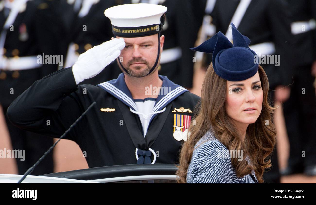 Catherine, duchesse de Cambridge, participe au service de jour ANZAK au Mémorial de la guerre d'Australie à Canberra, en Australie, le 25 avril 2014.La duchesse porte un chapeau bleu de l'australien Jonathan Howard Banque D'Images